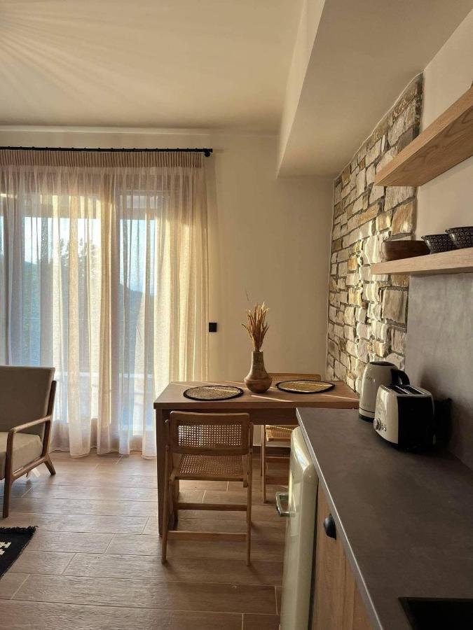 Peri Elxis Luxury Suites Mourésion エクステリア 写真