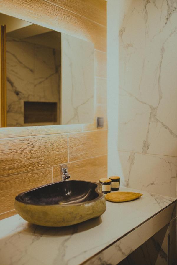 Peri Elxis Luxury Suites Mourésion エクステリア 写真