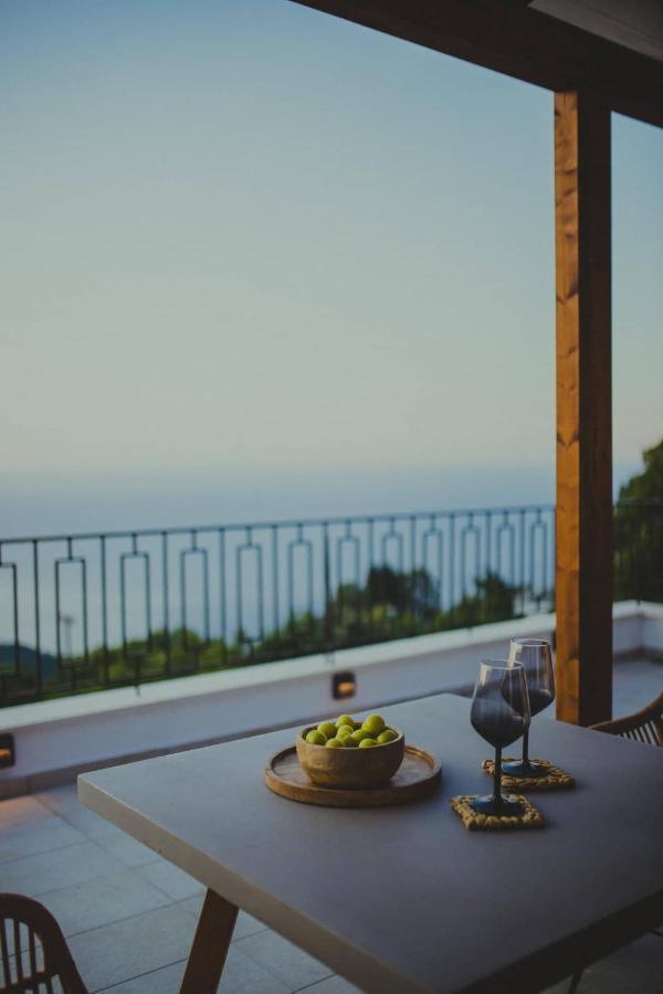 Peri Elxis Luxury Suites Mourésion エクステリア 写真